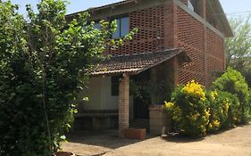 casa immersa nel verde